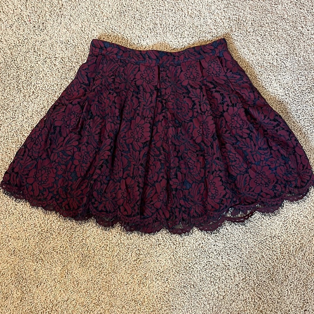 Box pleated lace skirt with pockets